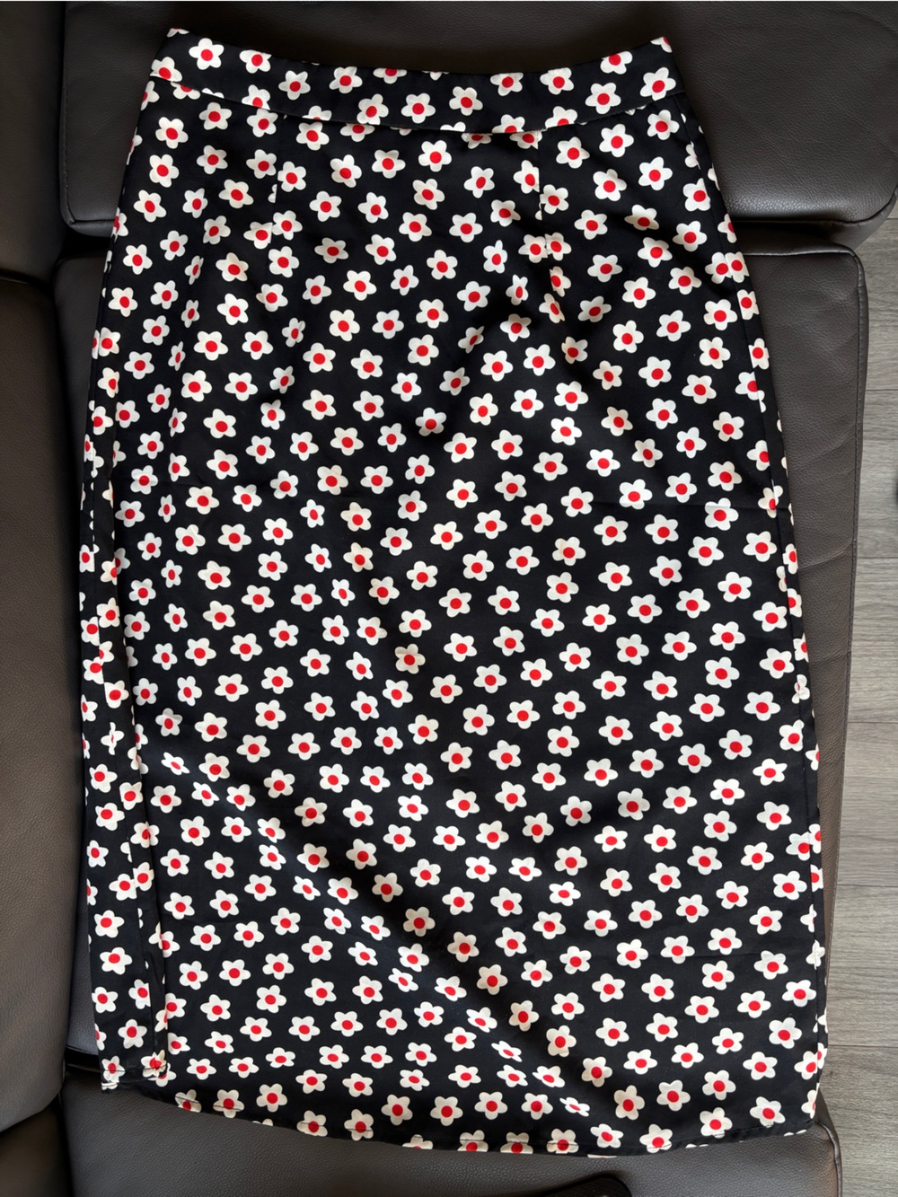 Commense Black Pencil Skirt with White and Red Daisy Print